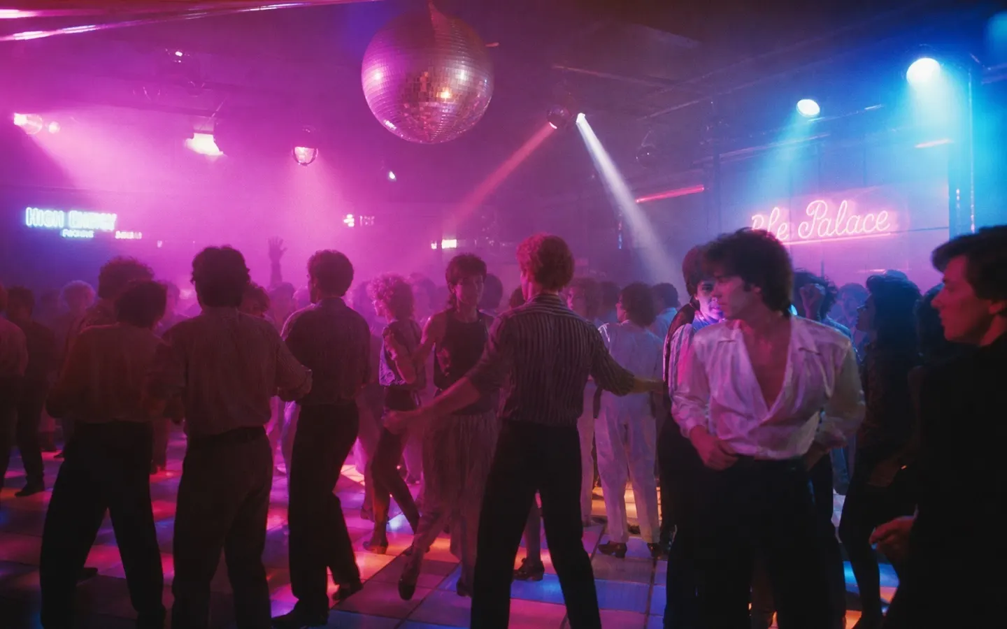La décennie entendue par ses synthétiseurs, ses guitares, ses radios libres, ses clips et ses nouveaux formats d’écoute.